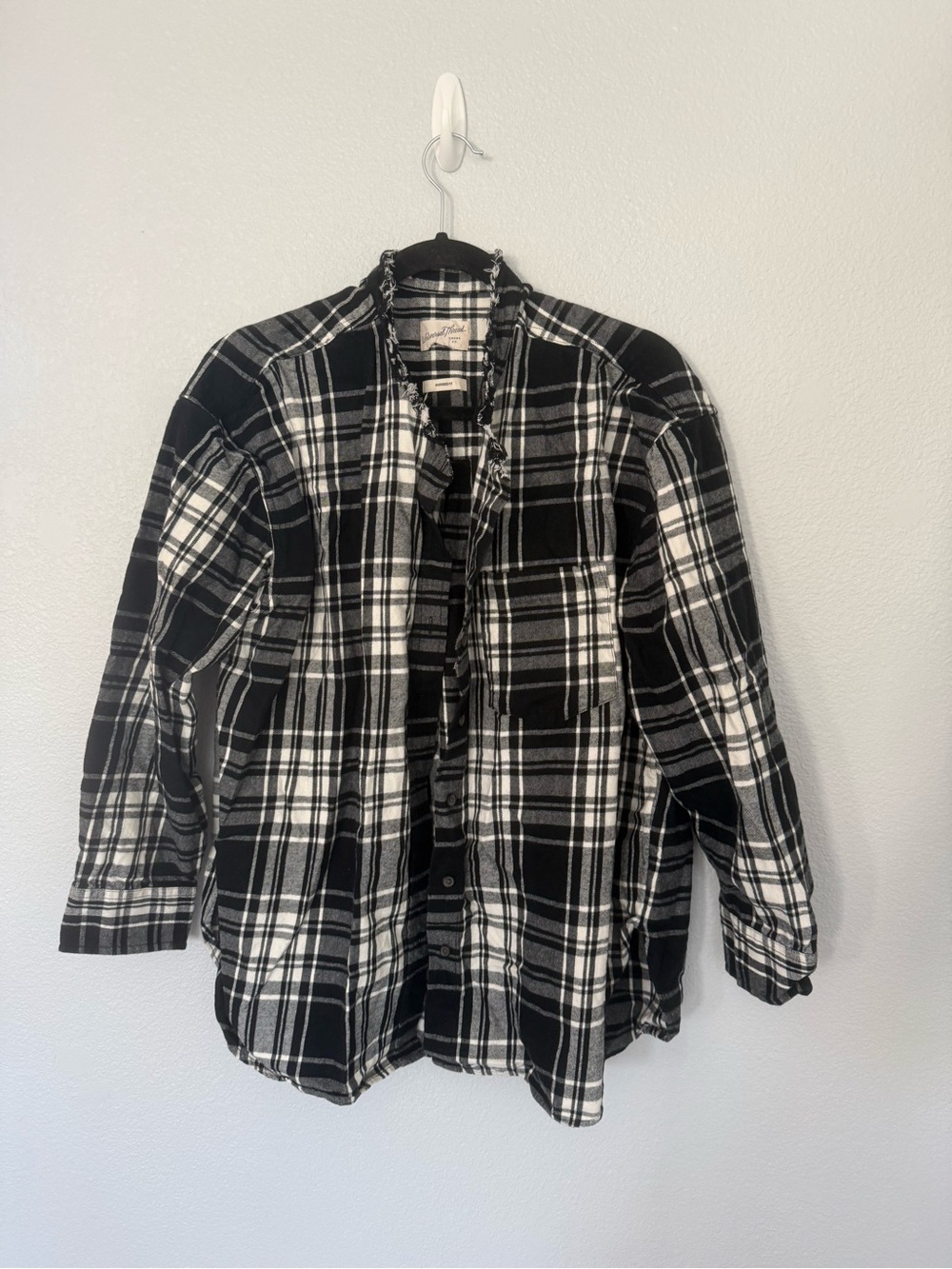Distressed Universal Thread Black & White Plaid Button-Down Shirt Size Large